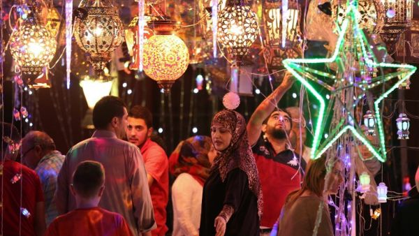 Jordanians shop for traditional lanterns known in Arabic as "Fanous", sold during the Muslim holy month of Ramadan, at a market in the capital Amman on 5 June, 2016, as the the fasting month begins. (AFP/Khalil Mazraawi)