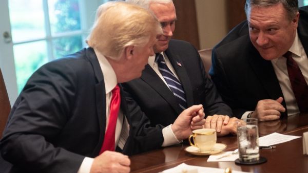 US President Donald Trump speaks (R) with Secretary of State Mike Pompeo as Vice President Mike Pence (C) (AFP/File Photo)	