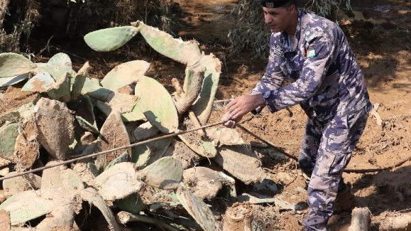 A member of Jordanian rescue team searches for missing persons following flash floods in the city of Madaba near the capital Amman on November 10, 2018. (KHALIL MAZRAAWI / AFP)
