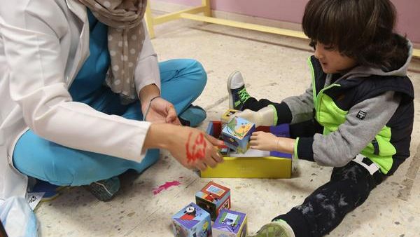 three-year-old child Ruwayd using her new prosthetic arm from 3D printing lab in Jordan. 9AFP/ File Photo)