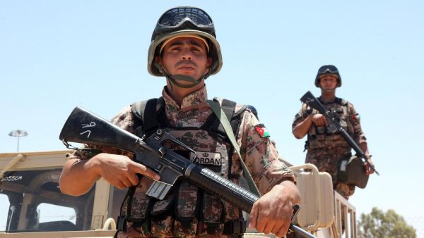 Jordanian soldiers facilitates humanitarian aid to the Syrian people affected by the situation inside Syria. (AFP/ File Photo)
