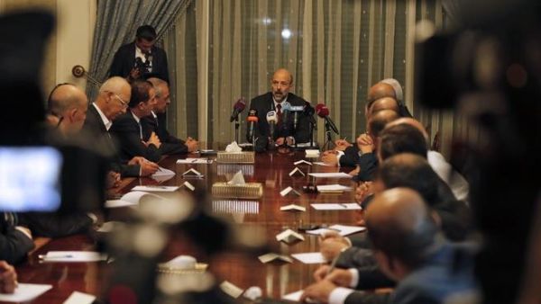 The newly appointed Jordanian Prime Minister Omar al-Razzaz (C) meets with member of Union leaders in Amman. (AFP/ File Photo)