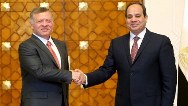  Jordan's King Abdullah II (L) shaking hands with Egyptian President Abdel-Fattah al-Sisi during a meeting in Cairo. (AFP/ File)