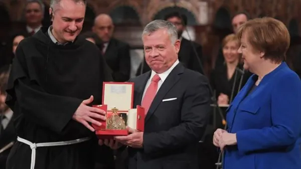 King Abdullah II of Jordan receives from Guardian of the Sacred Convent of Assisi, Father Mauro Gambetti (L) the Lamp of the Peace of St. Francis, the "Catholic Nobel". (AFP/ File)