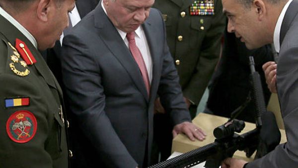 King Abdullah II of Jordan (C) checks a machine gun as he attends the Special Operations Forces Exhibition and Conference (SOFEX) in the Jordanian capital Amman. (AFP/ File Photo)