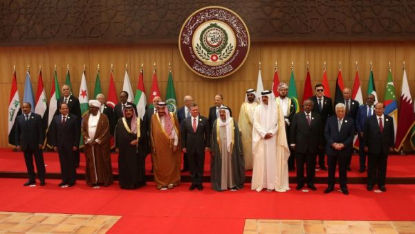 Arab leaders pose for a group photo during the Arab League summit in the Jordanian Dead Sea resort of Sweimeh on March 29, 2017. (AFP/Khalil Mazraawi)