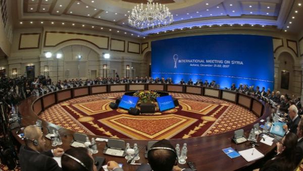 Syrian regime representatives and opposition delegates along with other attendees take part in Syria peace talks in Astana (AFP/File Photo)