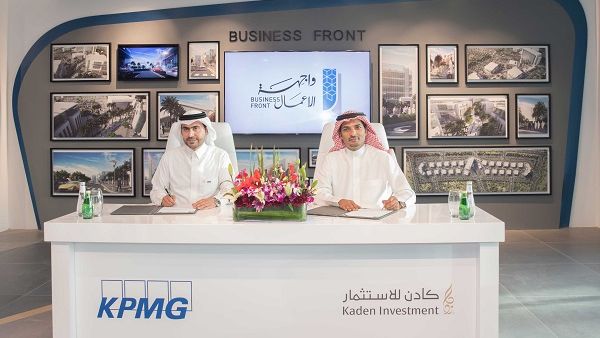 Khalil Al Sedais and Abdullah Al Fassam during the signing of the agreement.