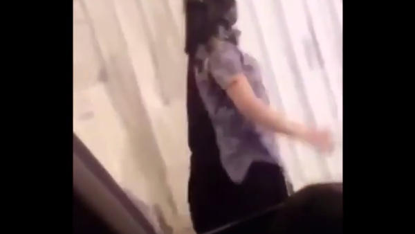 شباب يتحرشون بفتاة غير محجبة بالرياض.. بالفيديو