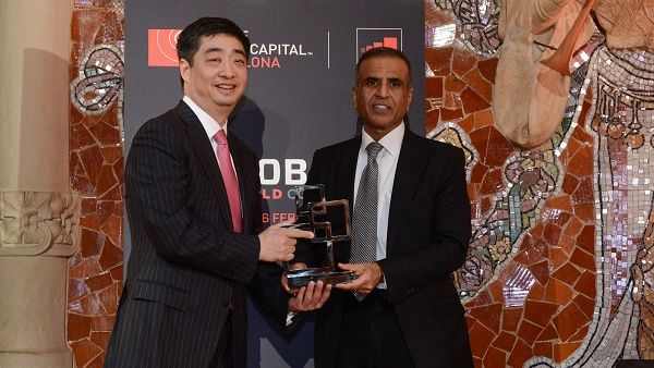 تسلم الجائزة عن فئة ‘المساهمة المتميزة في مجال التقنيات المتنقلة‘ بالنيابة عن شركة هواوي، كين هو، نائب رئيس مجلس الإدارة والرئيس التنفيذي بالإنابة للشركة.