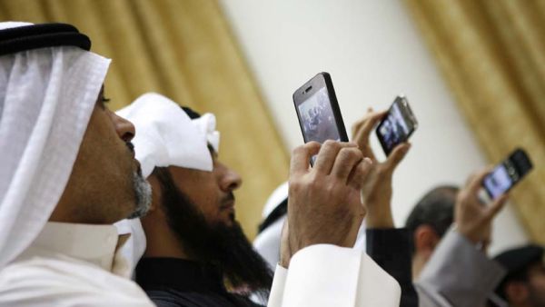 Internet data users in Saudi Arabia enjoy 400 percent more in data volume and 200 percent more in audio bandwidth, according to a new report. (File photo)