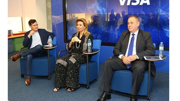 أندرو توري، الرئيس الإقليمي لمنطقة وسط وشرق أوروبا والشرق الأوسط وأفريقيا في Visa، وندى مرتضى الصباح، الأمين العام لمجلس القيادات الجامعية.