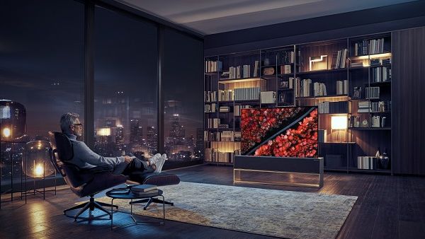 أول تلفزيون OLED قابل للطي