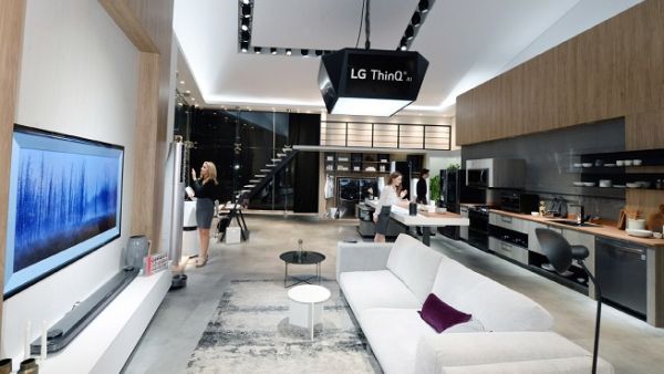 LG’s smart kitchen products such as the InstaView ThinQ™ refrigerator and the EasyClean® oven range and QuadWash™ dishwasher maximize efficiency and ease to allow more quality time at home.