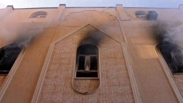 الدخان يتصاعد من نوافذ كنيسة قبطية مصرية احرقها مجهولون الخميس في بنغازي/ا.ف.ب
