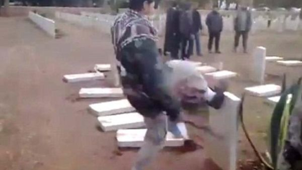 مسلحون يعتدون على شواهد قبور تعود لجنود بريطانيين في بنغازي