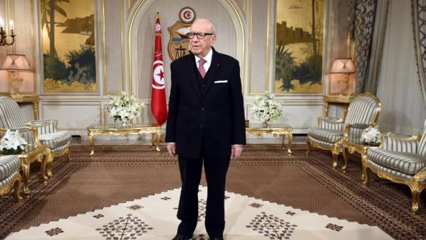 Tunisian President Beji Caid Essebsi waits to meet with the European Parliament President at the Carthage Palace in Tunis on February 10, 2016. (AFP/Fethi Belaid)