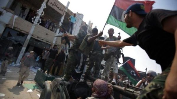 مجمع باب العزيزية مقر إقامة القذافي لحظة السيطرة عليه من المعارضة المسلحة
