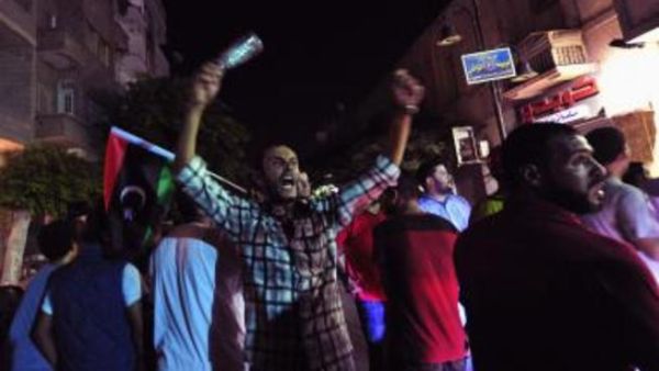 مطار بنغازي أغلق فيما أجبر مسلحون طلبة الجامعة على عدم الدخول إليها