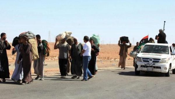 ليبيون يغادرون بني وليد اثر الاشتباكات/ارشيف/أ.ف.ب