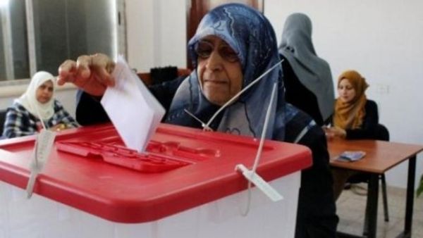 ليبية تدلي بصوتها