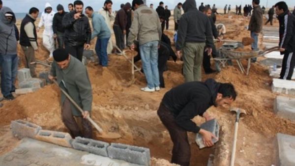 ليبيون يعدون القبور لدفن قتلاهم/أ.ف.ب