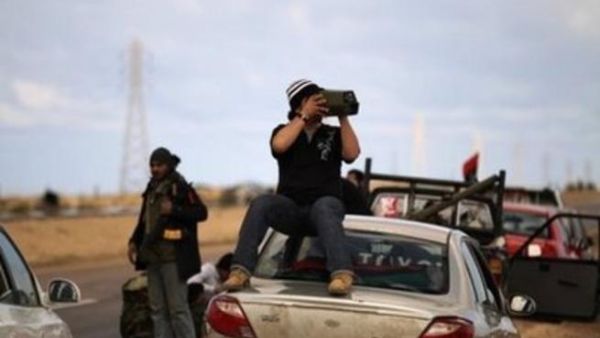 مقاتلان من المعارضة قرب اجدابيا