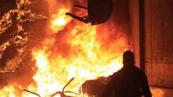 حوالي 100 شخص -معظمهم صحفيون- اجلوا الي مربض سيارات الفندق قبيل الساعة السادسة صباحا 