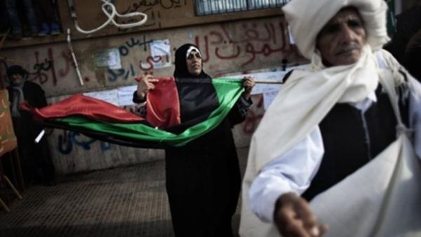 استخدم الليبيون علم المملكة خلال الانتفاضة على القذافي 