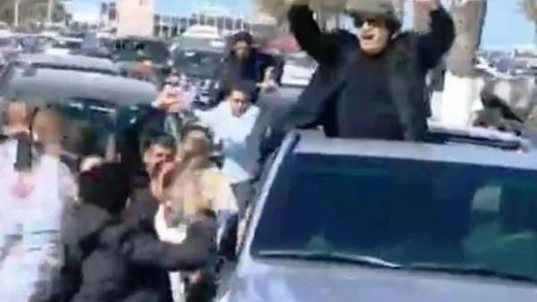 من جولات الزعيم الليبي القذافي في العاصمة طرابلس متحديا قصف الناتو/ أرشيفية