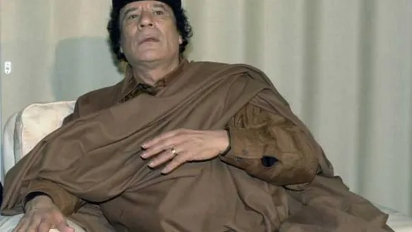 العقيد الليبي معمر القذافي يدعو انصاره إلى "الزحف بالملايين" لانهاء "مهزلة" النزاع الذي يدمر ليبيا 