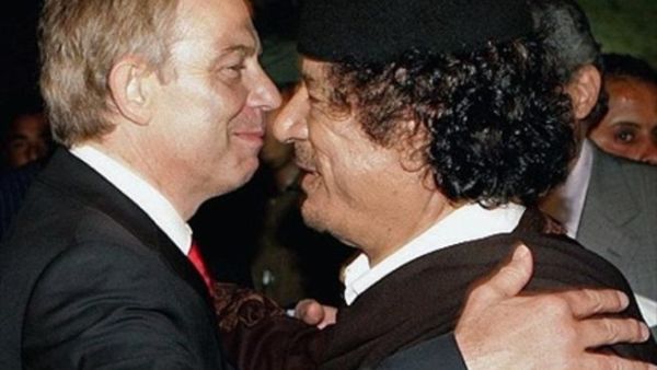 رئيس وزراء بريطانيا السابق توني بلير معانقا القذافي/ارشيف