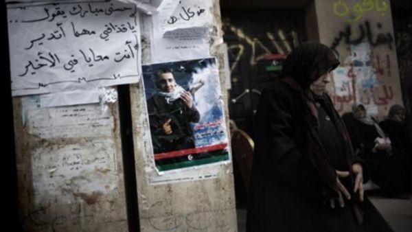 شعارات تدعو إلى نهاية القذافي 