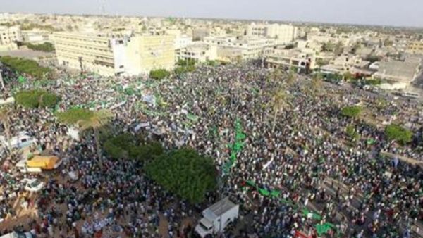 انصار القذافي يحتشدون في الساحة الخضراء بطرابلس العاصمة/انترنت