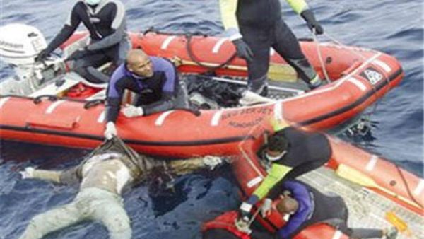 انقاذ حوالى 70 مهاجرا بعد غرق سفينتهم التي كانت في طريقها الى ايطاليا