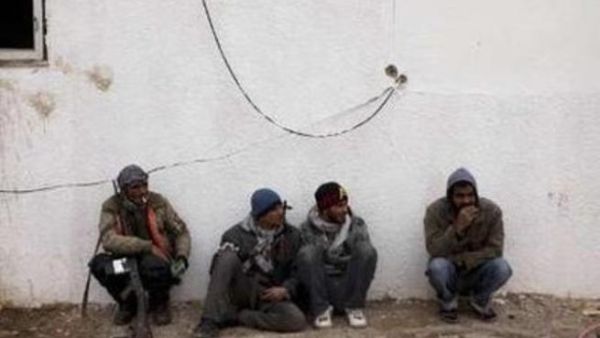 ثوار ليبيون عند نقطة تفتيش خارج اجدابيا