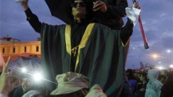 شاب يتشبه بالقذافي مستهزءا به خلال احتجاج في بنغازي
