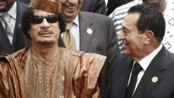 لزعيم الليبي معمر القذافي والرئيس المصري حسني مبارك (إلى اليمين) في سرت
