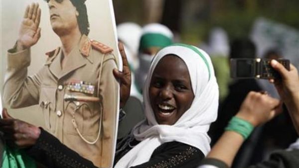 طالبة ليبية ترفع صورة الزعيم الليبي معمر القذافي في طرابلس
