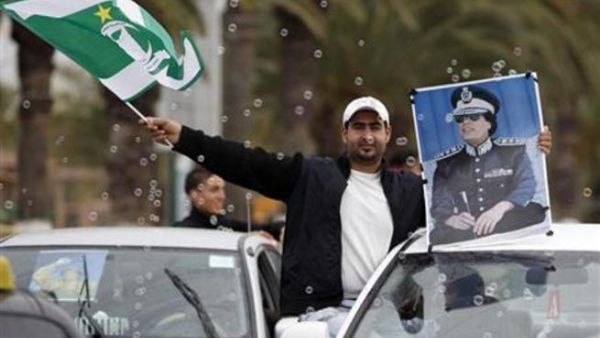 ليبي يرفع صورة للقذافي وسط طرابلس بعد أنباء عن سيطرة قواته على أجدابيا  