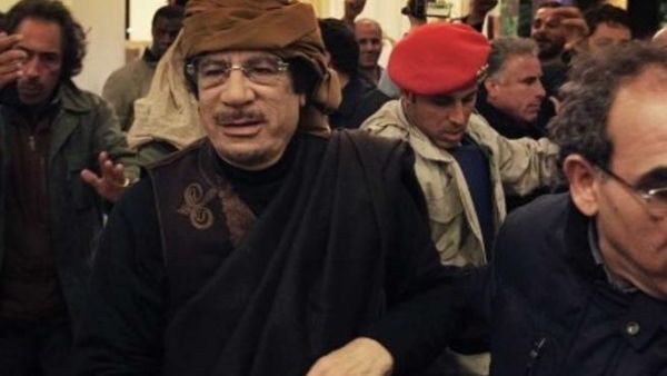 القذافي لدى وصوله الى محطة تلفزيونية في طرابلس لاجراء مقابلة يوم الثلاثاء
