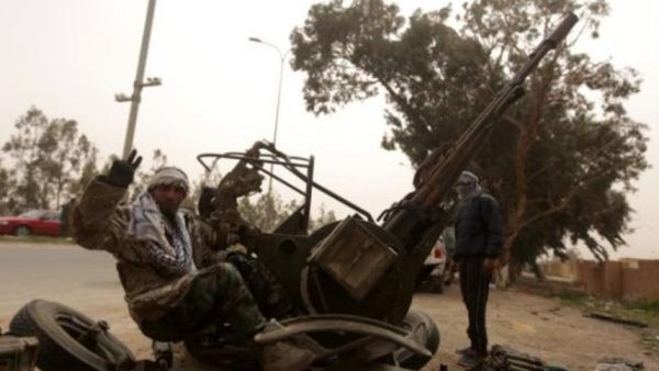 اثنان من الثوار الليبيين في بنغازي 
