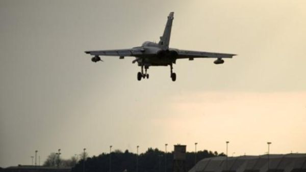 مقاتلة من طراز تورنيدو تابعة لسلاح الجو الملكي البريطاني تقلع من قاعدة مارهام
