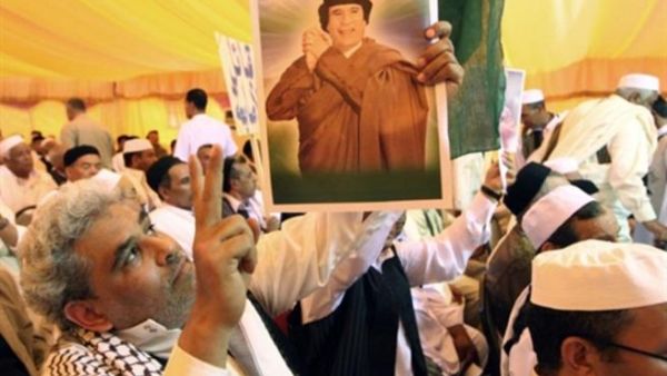 القذافي يدعو الليبيين للزحف الى طرابلس 