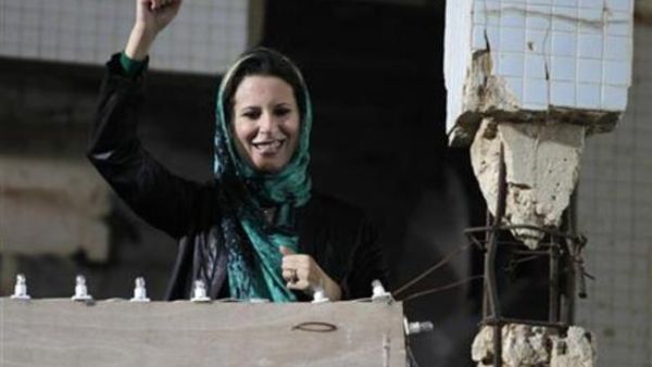 عائشة القذافي تحيي انصار ابيها في باب العزيزية بالعاصمة الليبية طرابلس يوم 14 ابريل نيسان