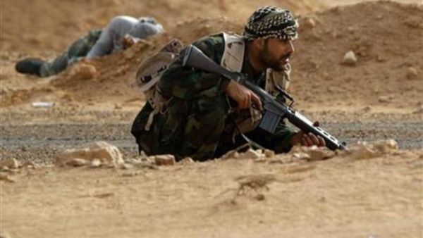 حمد المسلحين المناهضين للزعيم الليبي معمر القذافي يحتمي من قصف من القوات الموالية له في راس لانوف
