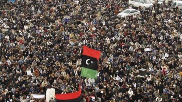 متظاهرون مناهضون للزعيم الليبي معمر القذافي في صلاة الجمعة في بنغازي
