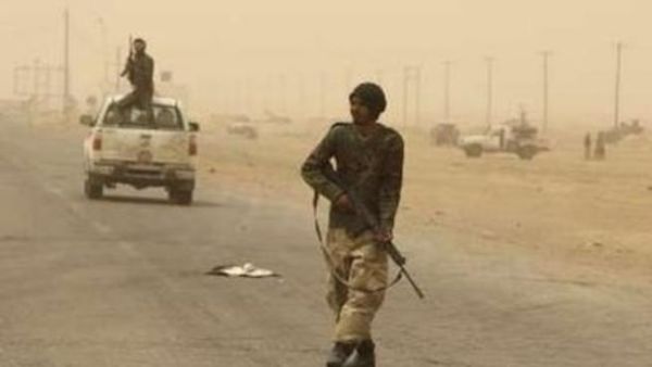 ثوار ليبيون غند المدخل الغربي لبلدة اجدابيا