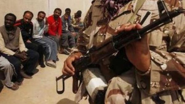 ثوار ليبيون يحتجزون عددا من المرتزقة المشتبه بهم في سجن في بنغازي