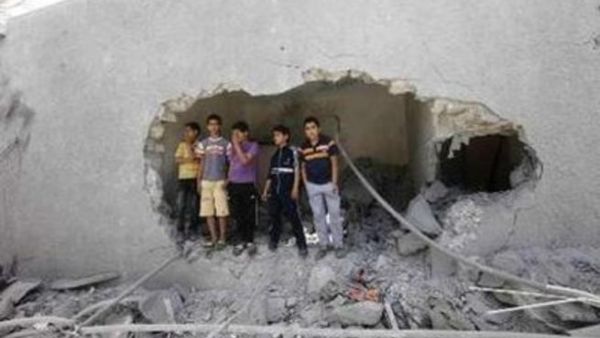 
اثار دمار في منزل قالت الحكومة الليبية ان حلف الاطلسي قصفه ما ادى لمقتل نجل القذافي سيف العرب وثلاثة من احفاد الزعيم الليبي
